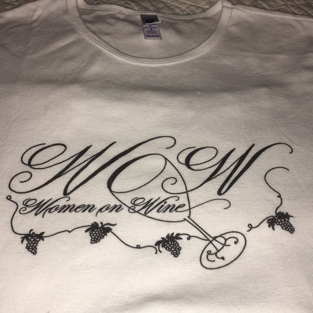 Women on WINE tee M by BELLA